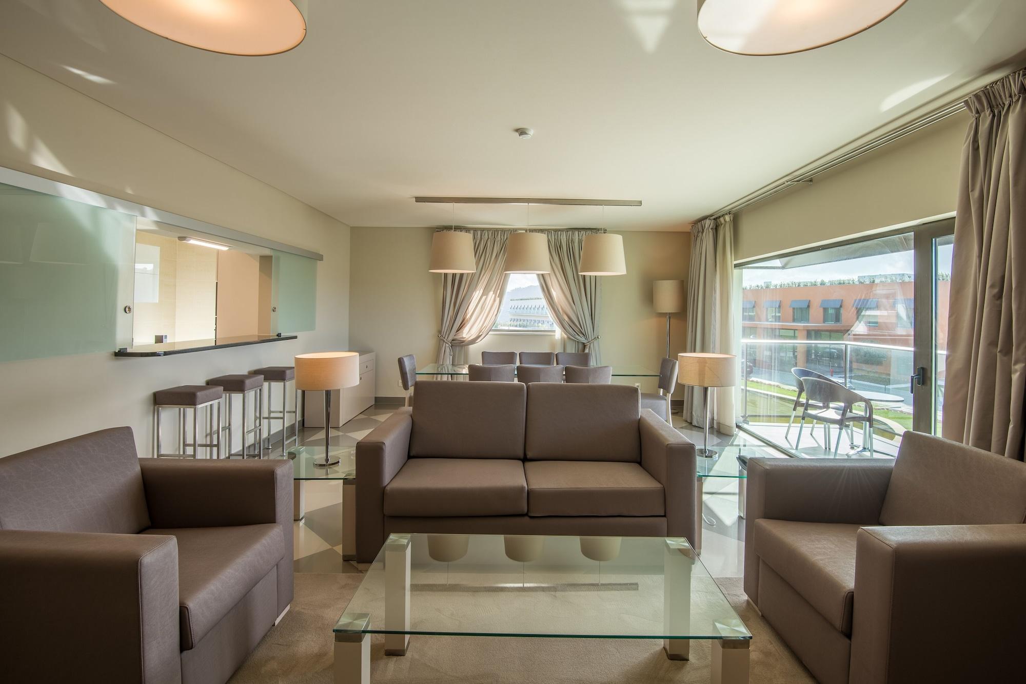 Vila Gale Sintra Bagian luar foto A living room in a suite at the hotel