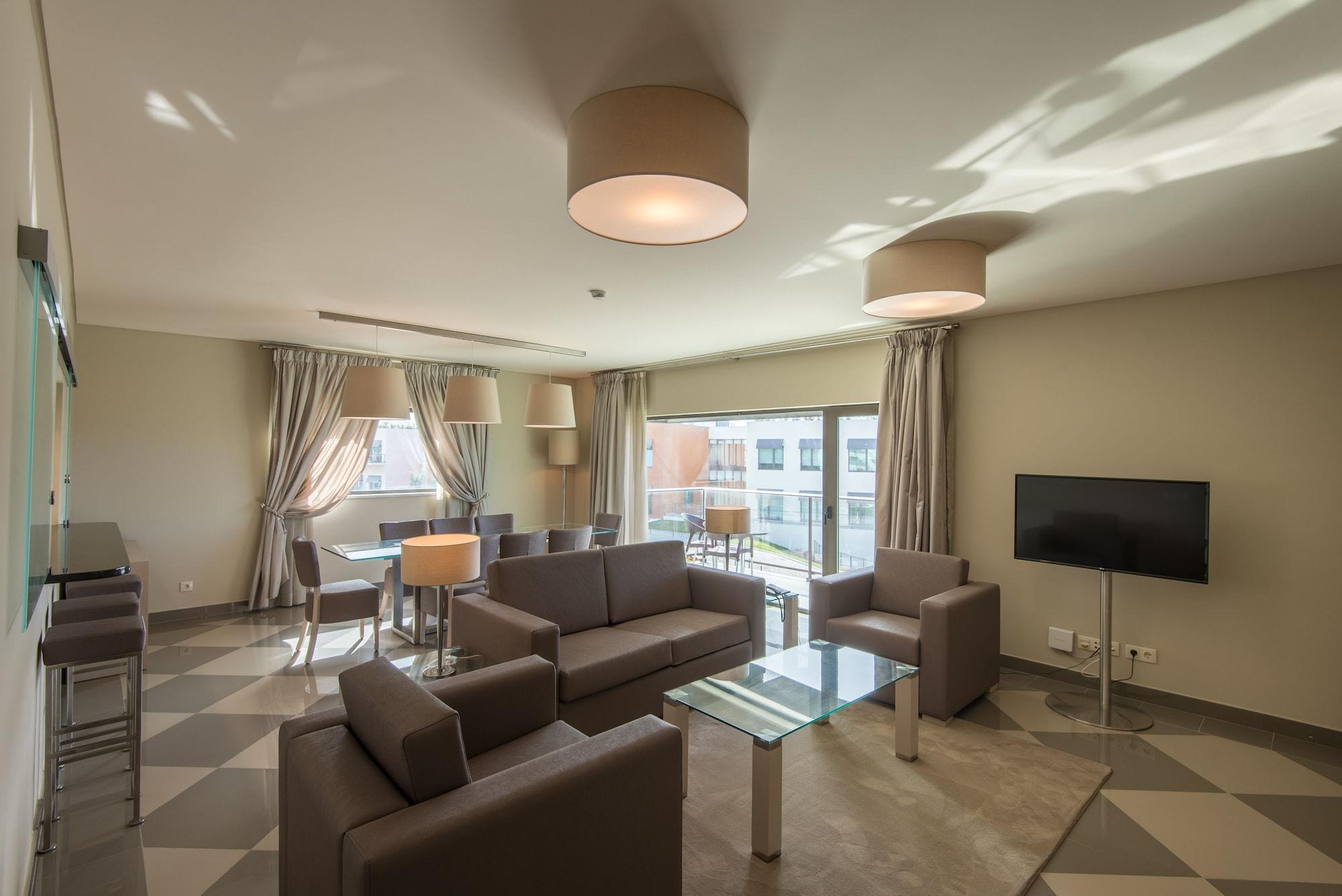 Vila Gale Sintra Bagian luar foto A living room in a suite at the hotel