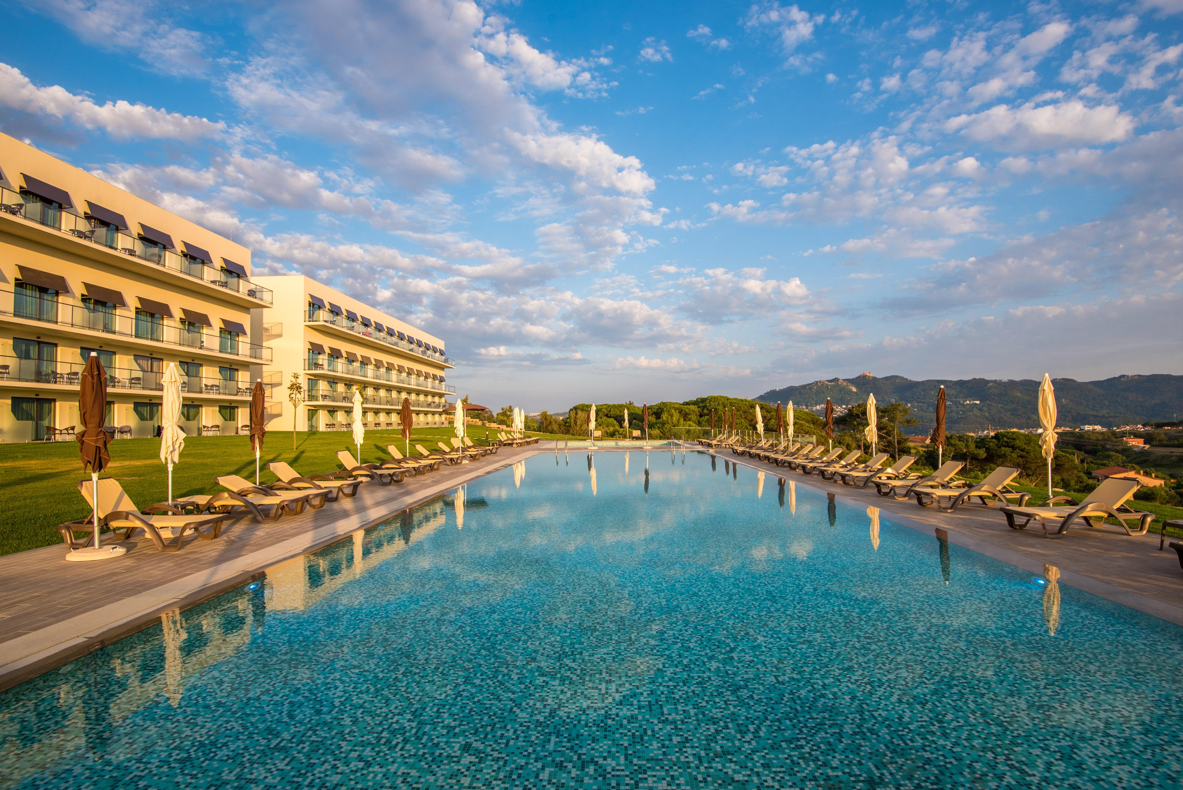 Vila Gale Sintra Bagian luar foto The resort's main pool